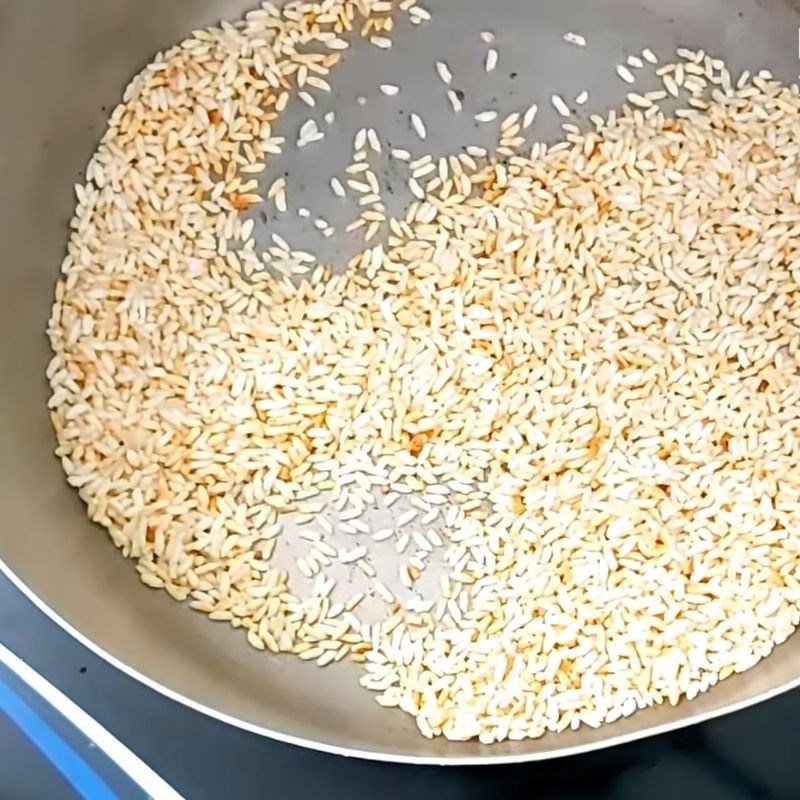 Step 1 Prepare and roast the rice for minced meat blood porridge