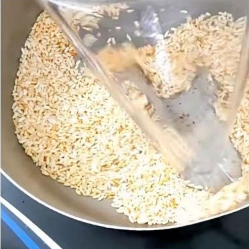 Step 1 Prepare and roast the rice for minced meat blood porridge