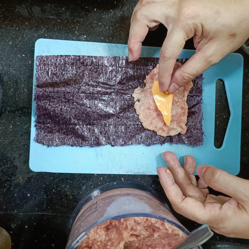 Step 2 Roll the pork sausage with seaweed (Recipe shared by a user)