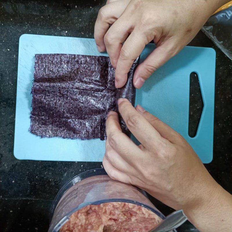Step 2 Roll the pork sausage with seaweed (Recipe shared by a user)