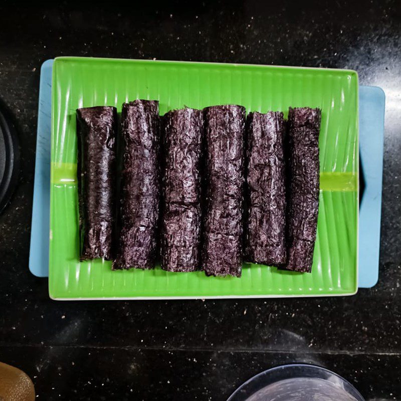 Step 2 Roll the pork sausage with seaweed (Recipe shared by a user)