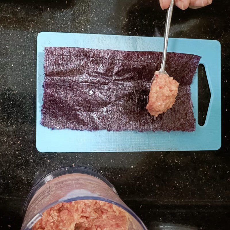 Step 2 Rolling the Pork Pork Roll with Seaweed (Recipe shared by a user)