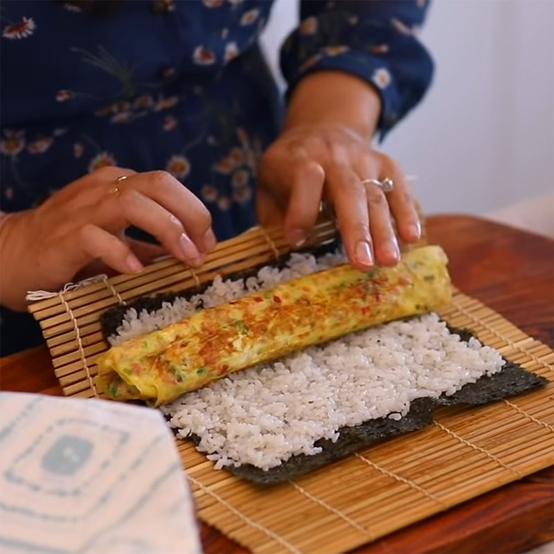 Step 5 Rolling kimbap Kimbap egg fried mix