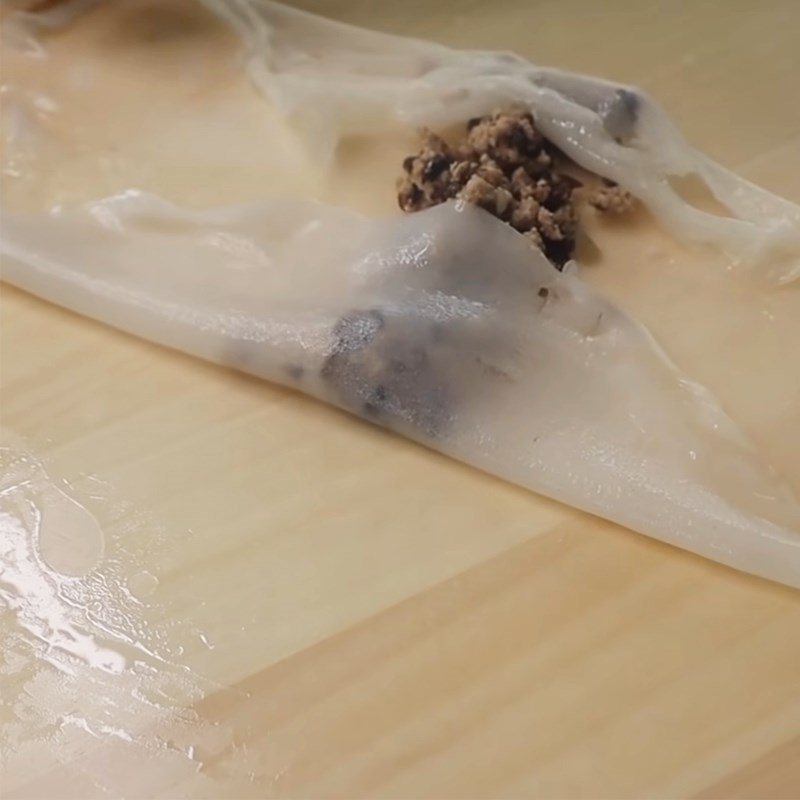Step 4 Rolling the filling for the rice rolls from leftover rice