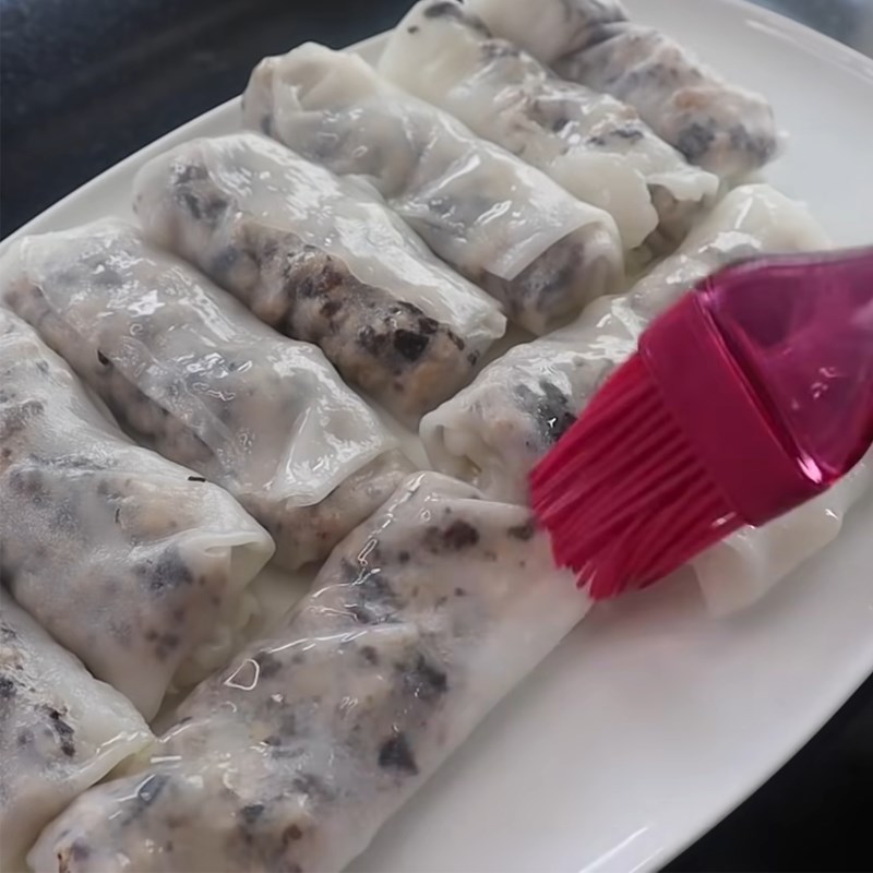 Step 4 Rolling the filling for the rice rolls from leftover rice