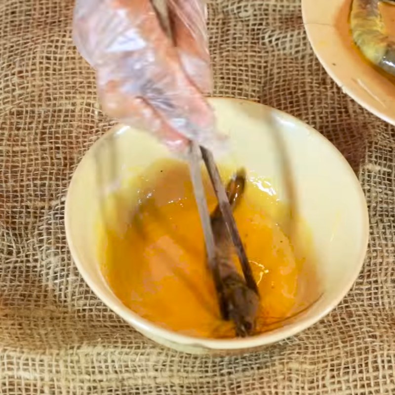 Step 3 Wrapping shrimp Fried shrimp with potato coating
