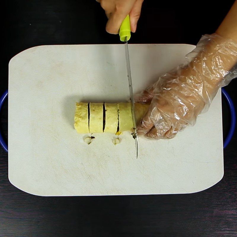Step 4 Rolling and steaming shrimp rolled eggs Colorful steamed shrimp rolled eggs