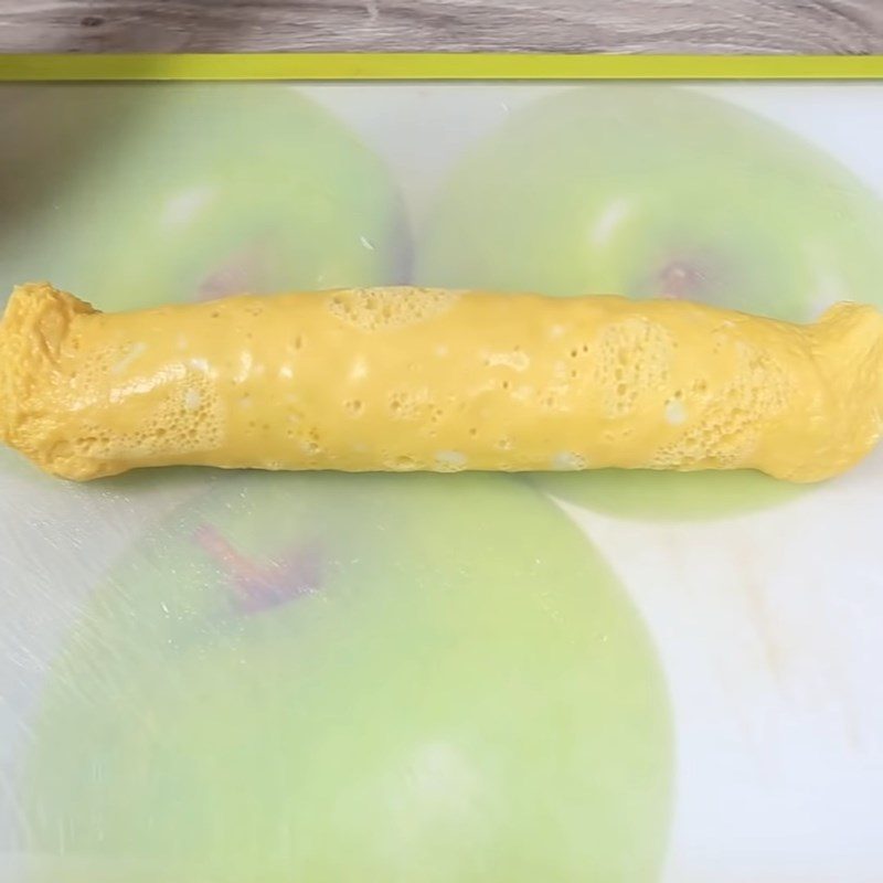 Step 4 Roll and steam shrimp omelette