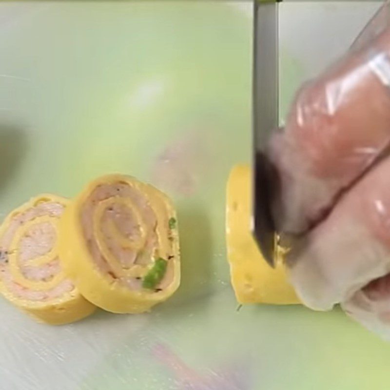 Step 4 Roll and steam shrimp omelette