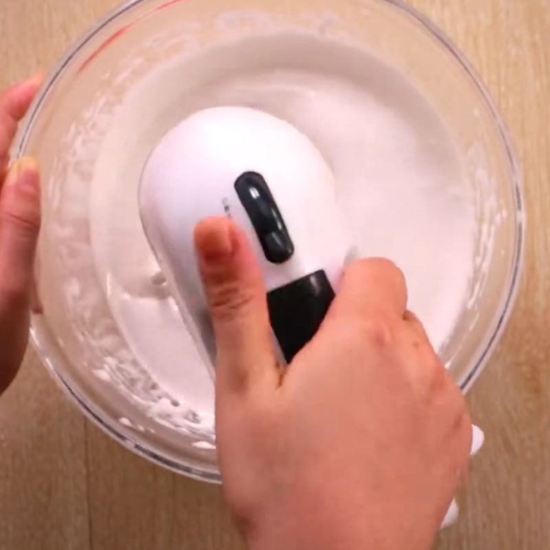 Step 2 Whip the sugar Marshmallow candy with orange flavor