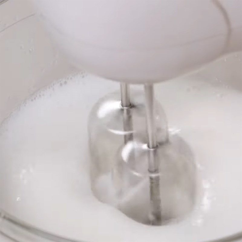 Step 2 Whip the candy mixture for Matcha marshmallow candy with chocolate filling