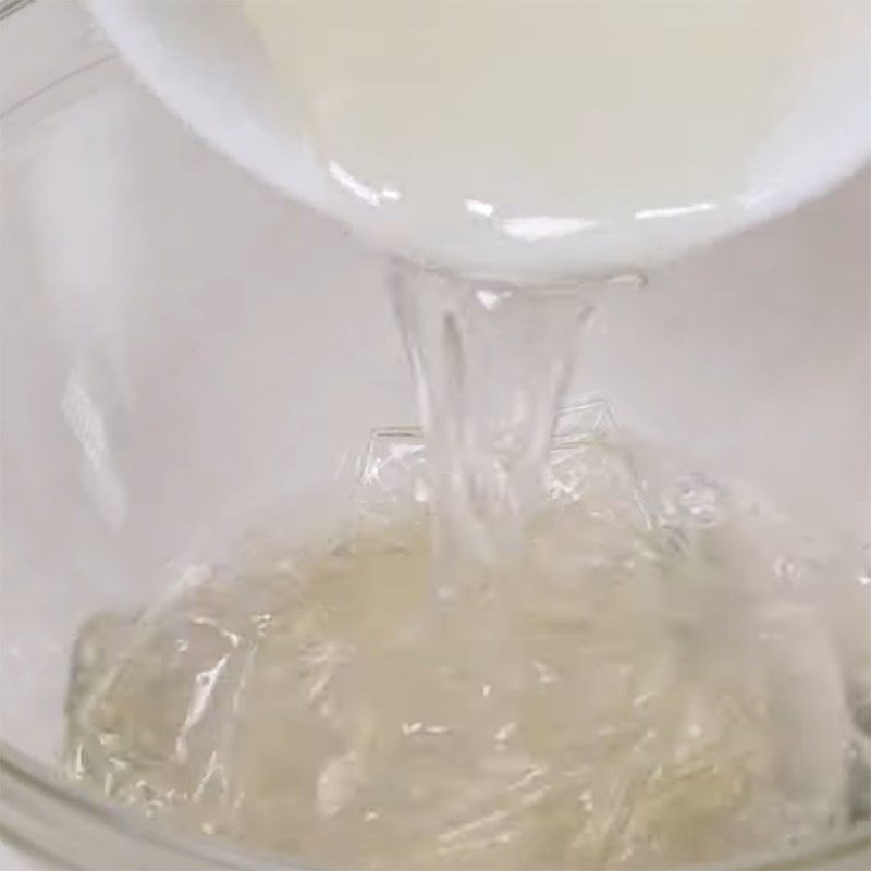 Step 2 Whip the candy mixture for Matcha marshmallow candy with chocolate filling