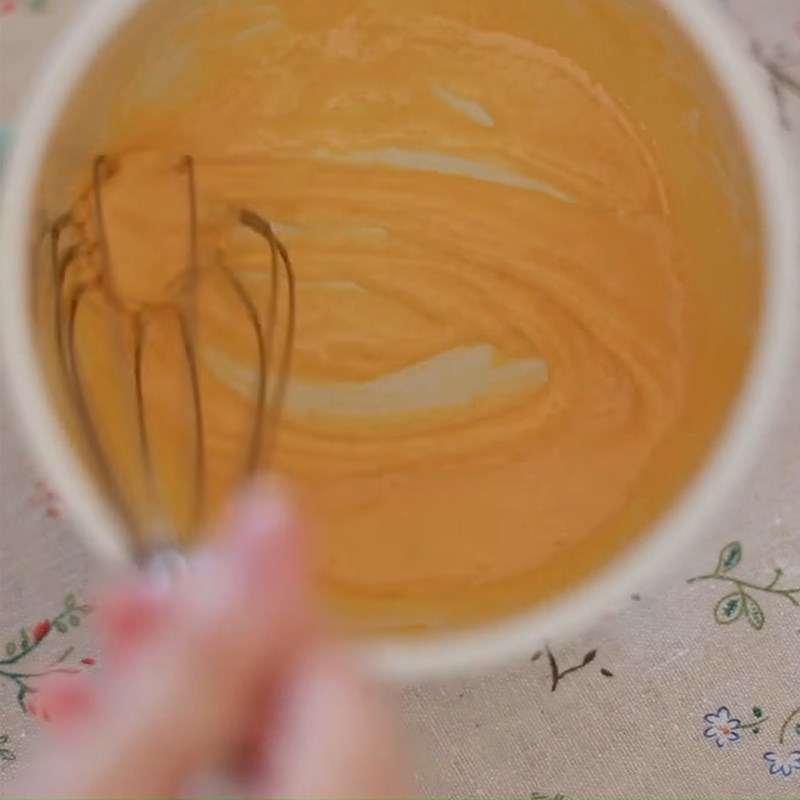 Step 2 Whisking the egg yolk Green tea mousse