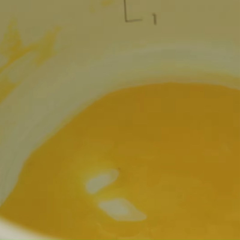 Step 4 Beat the egg yolks for green tea and white chocolate mousse