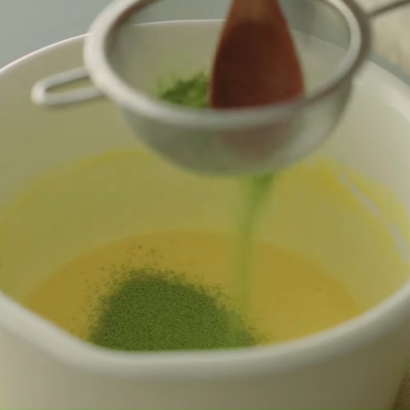 Step 4 Beat the egg yolks for green tea and white chocolate mousse