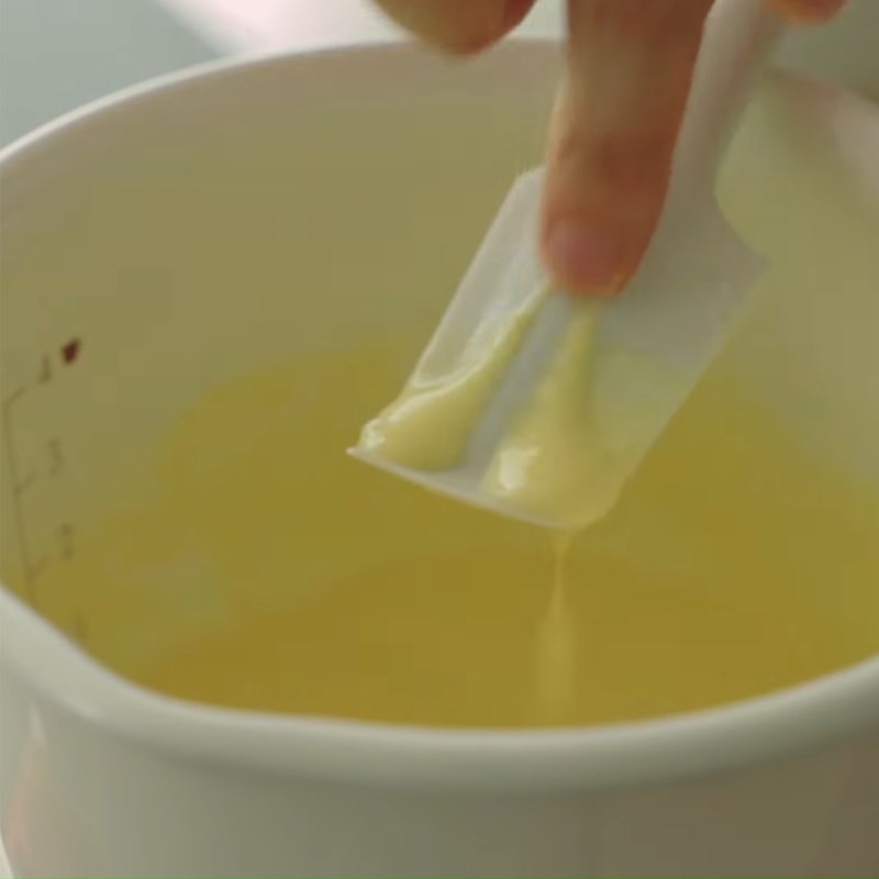 Step 4 Beat the egg yolks for green tea and white chocolate mousse