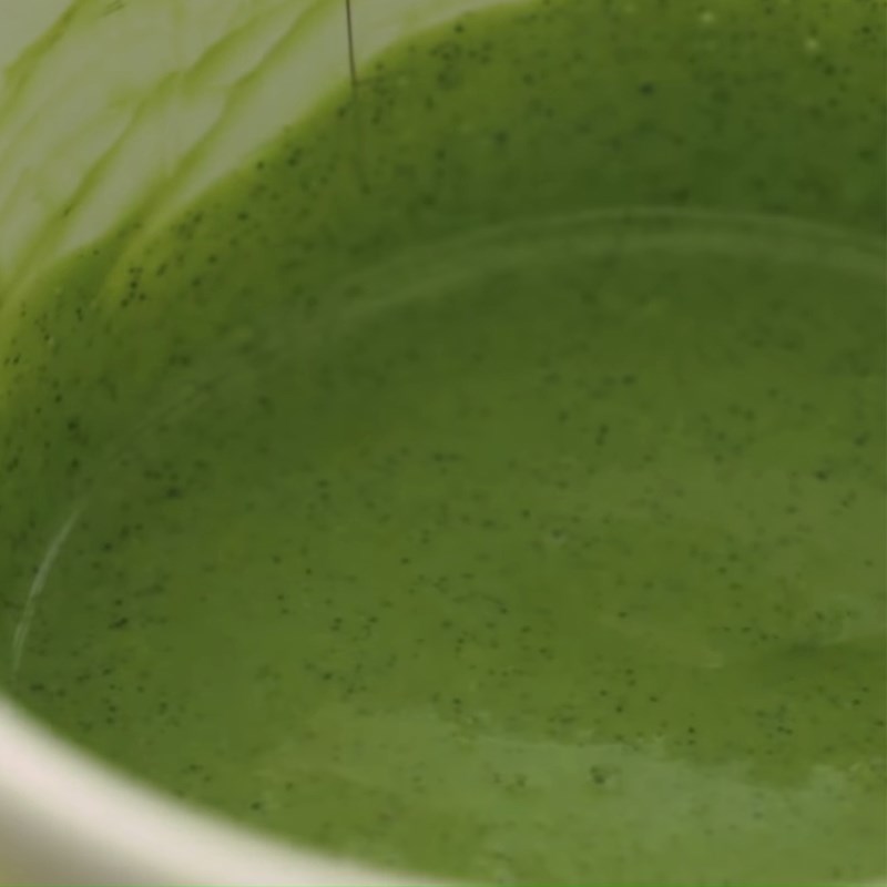 Step 4 Beat the egg yolks for green tea and white chocolate mousse