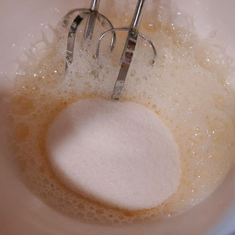 Step 4 Whipping the egg whites Orange caramel sponge cake