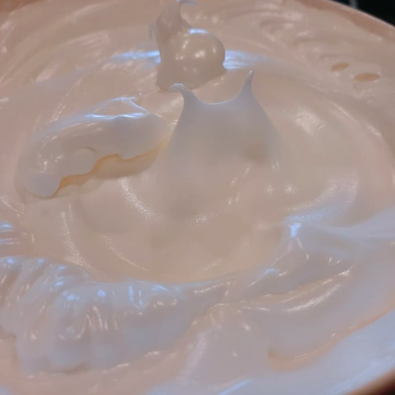 Step 4 Whipping the egg whites Orange caramel sponge cake