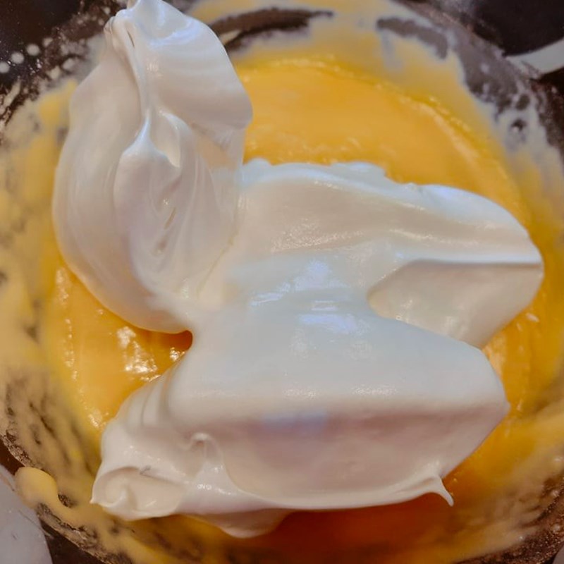 Step 4 Whipping the egg whites Orange caramel sponge cake