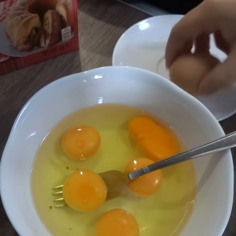 Step 3 Beating Eggs Colorful Rolled Omelette