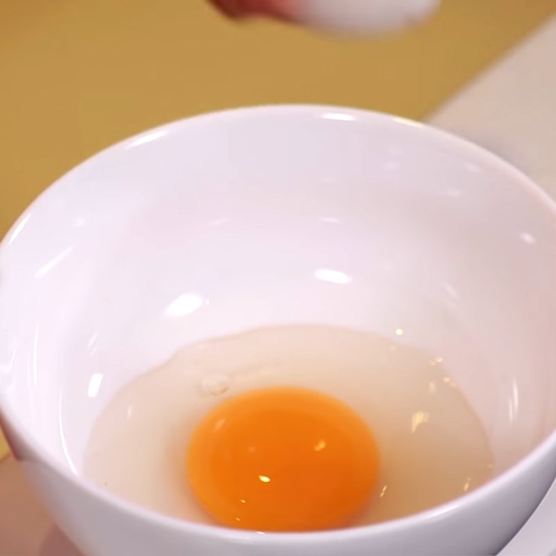 Step 1 Whisk the eggs Steamed colorful rolled eggs