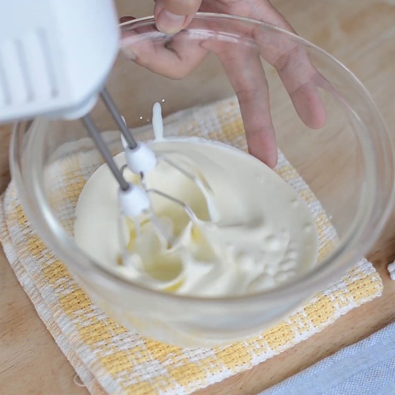 Step 4 Whipping cream Green tea yogurt mousse