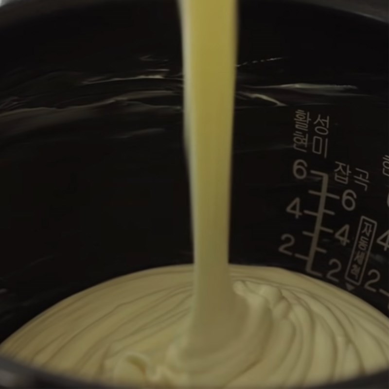 Step 6 Pouring the mold Taiwanese sponge cake using a rice cooker