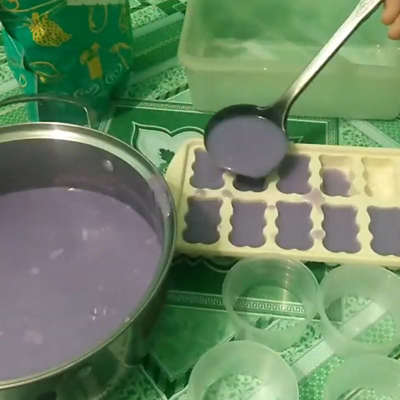 Step 3 Pour the pudding into molds Taro pudding from taro pudding powder