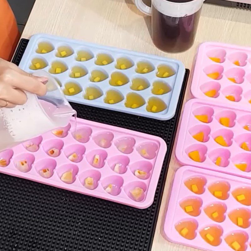 Step 4 Pouring the jelly into molds for fruit jelly in milk tea