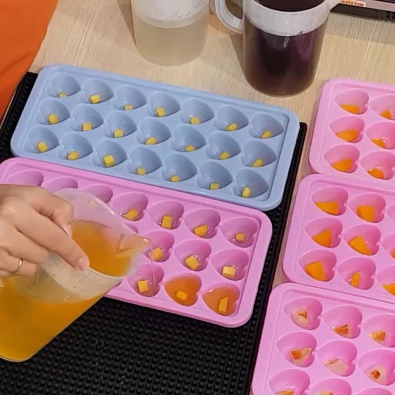 Step 4 Pouring the jelly into molds for fruit jelly in milk tea