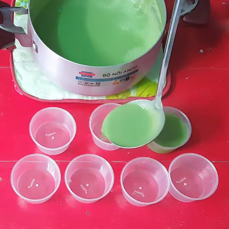 Step 4 Pouring into the mold and cooling Pandan jelly with soy milk
