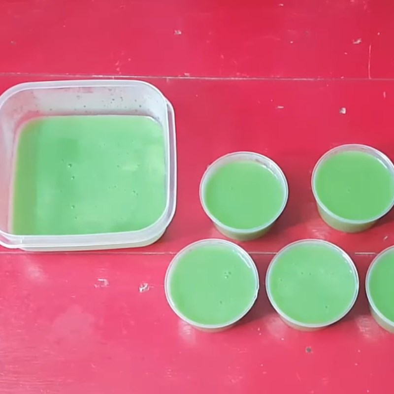 Step 4 Pouring into the mold and cooling Pandan jelly with soy milk