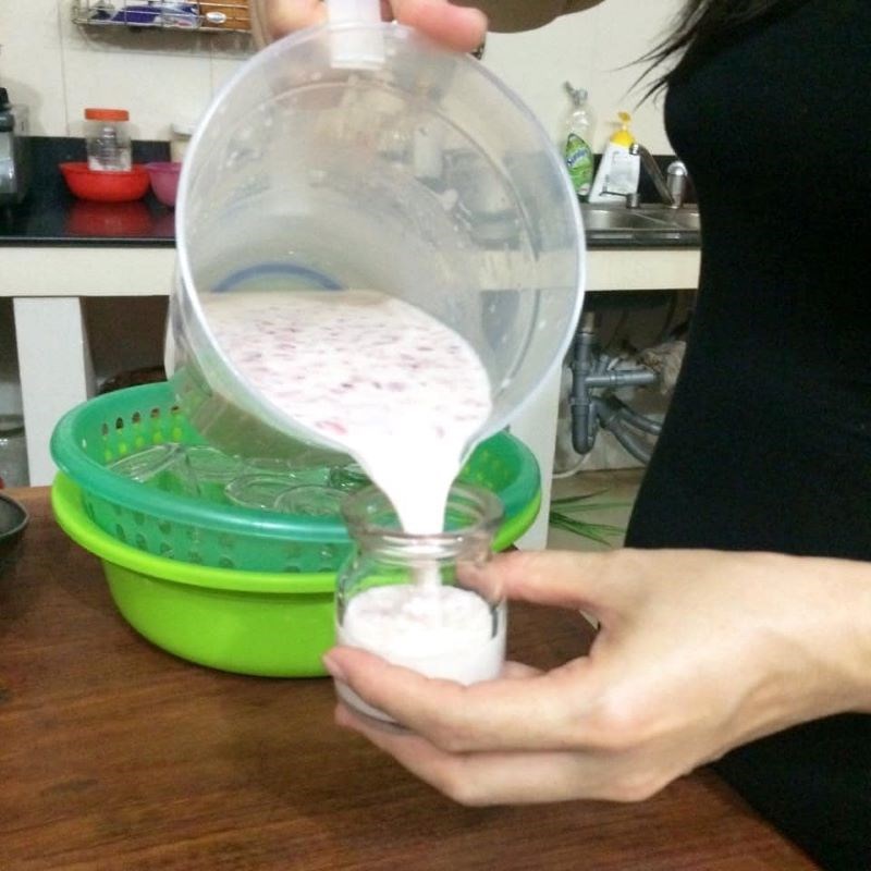 Step 3 Pour and incubate the milk Strawberry yogurt (yaourt dâu tây)