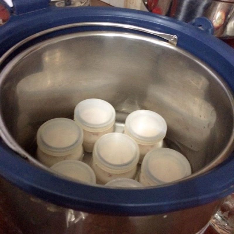 Step 3 Pour and incubate the milk Strawberry yogurt (yaourt dâu tây)