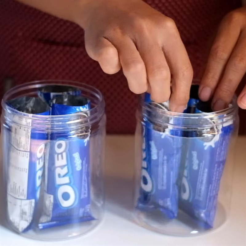 Step 3 Pour milk into the cake bag and freeze Oreo popsicle