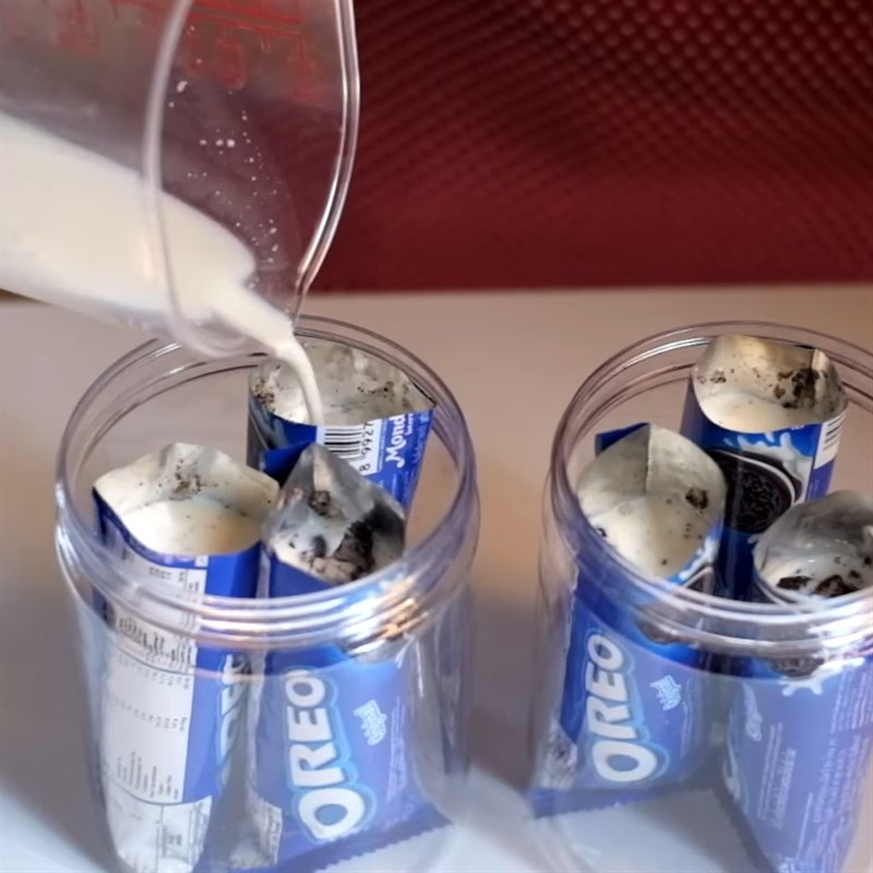 Step 3 Pour milk into the cake bag and freeze Oreo popsicle