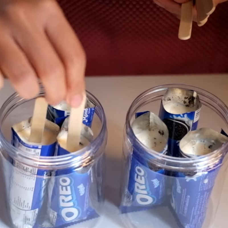 Step 3 Pour milk into the cake bag and freeze Oreo popsicle