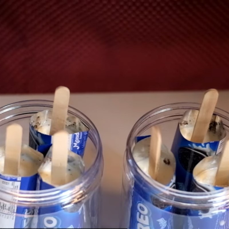 Step 3 Pour milk into the cake bag and freeze Oreo popsicle