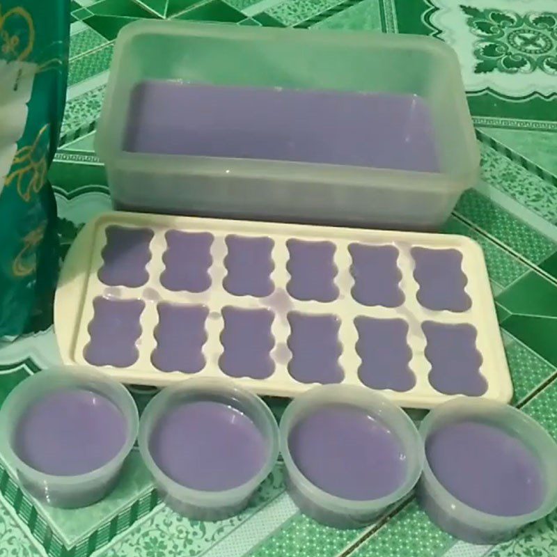 Step 3 Pouring the mold of Taro pudding from taro pudding powder