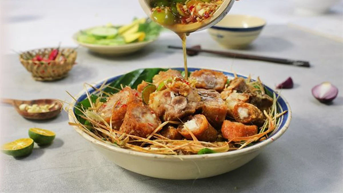3 Ways to Make Delicious Fried Pork Tails with Fish Sauce and Crispy Frying 2 Fried Pork Tail with Tắc Sauce