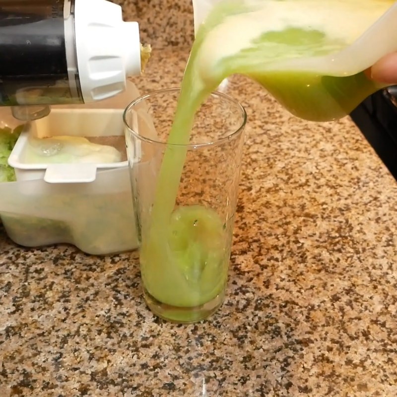 Step 2 Juicing cabbage with apple and celery Cabbage apple celery juice