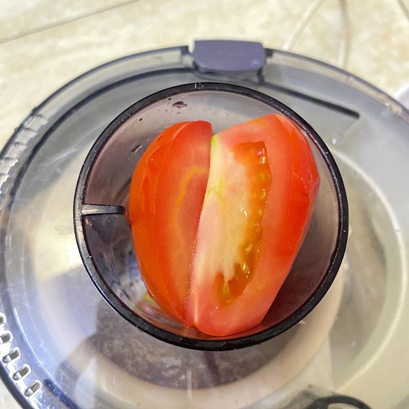 Step 2 Juicing Tomato and Guava for Guava Tomato Juice