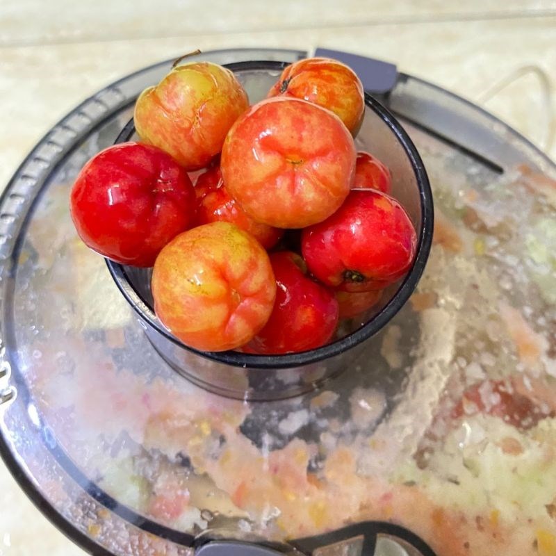 Step 2 Juicing the tomatoes and cherries for Cherry Tomato Juice
