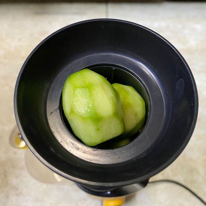 Step 2 Juicing Gooseberries and Apples for Apple and Gooseberry Juice