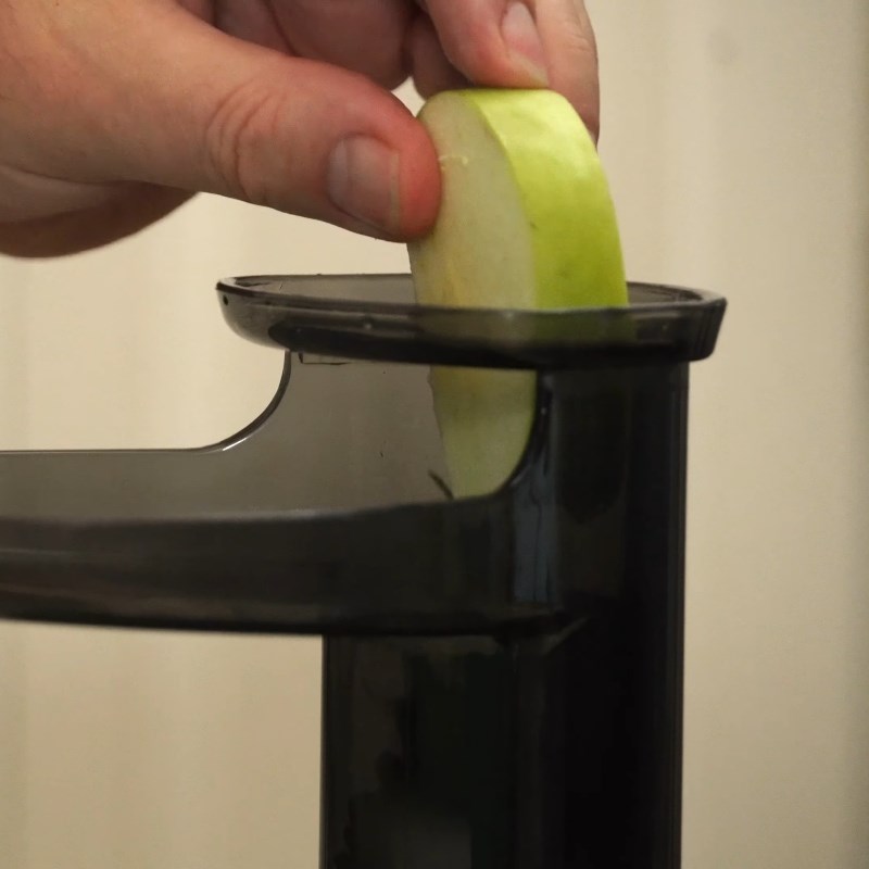 Step 2 Juicing the ingredient mixture Broccoli apple celery juice