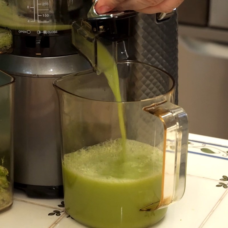 Step 2 Juicing the ingredient mixture Broccoli apple celery juice