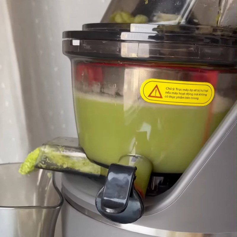 Step 2 Juicing broccoli, guava, cabbage Broccoli guava cabbage juice