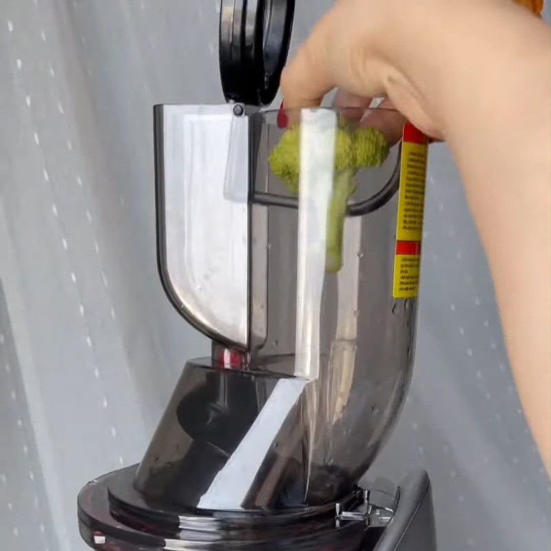 Step 2 Juicing broccoli, guava, cabbage Broccoli guava cabbage juice