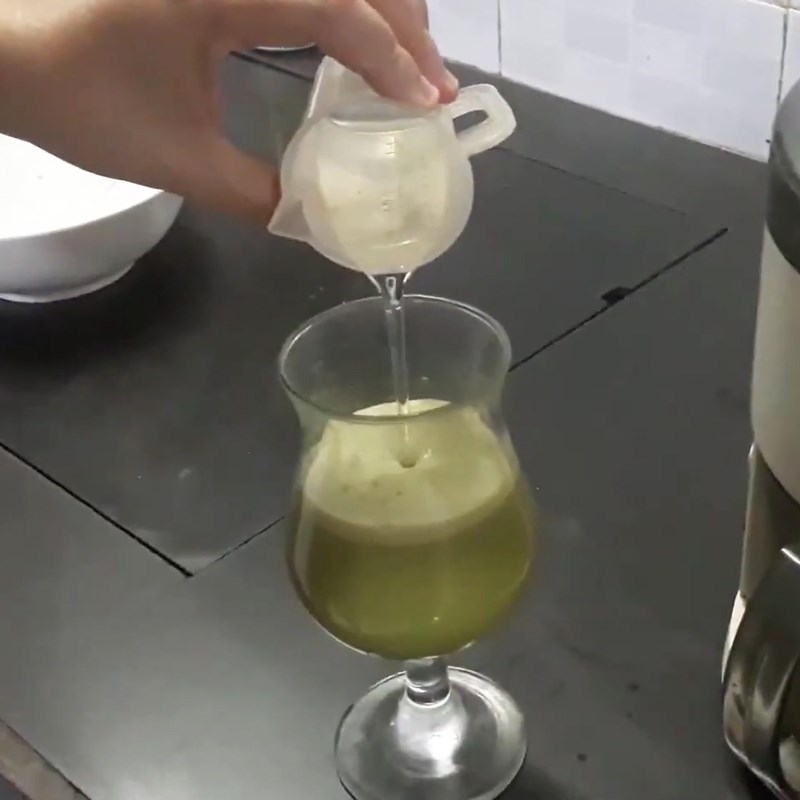 Step 2 Pressing guava and pineapple juice